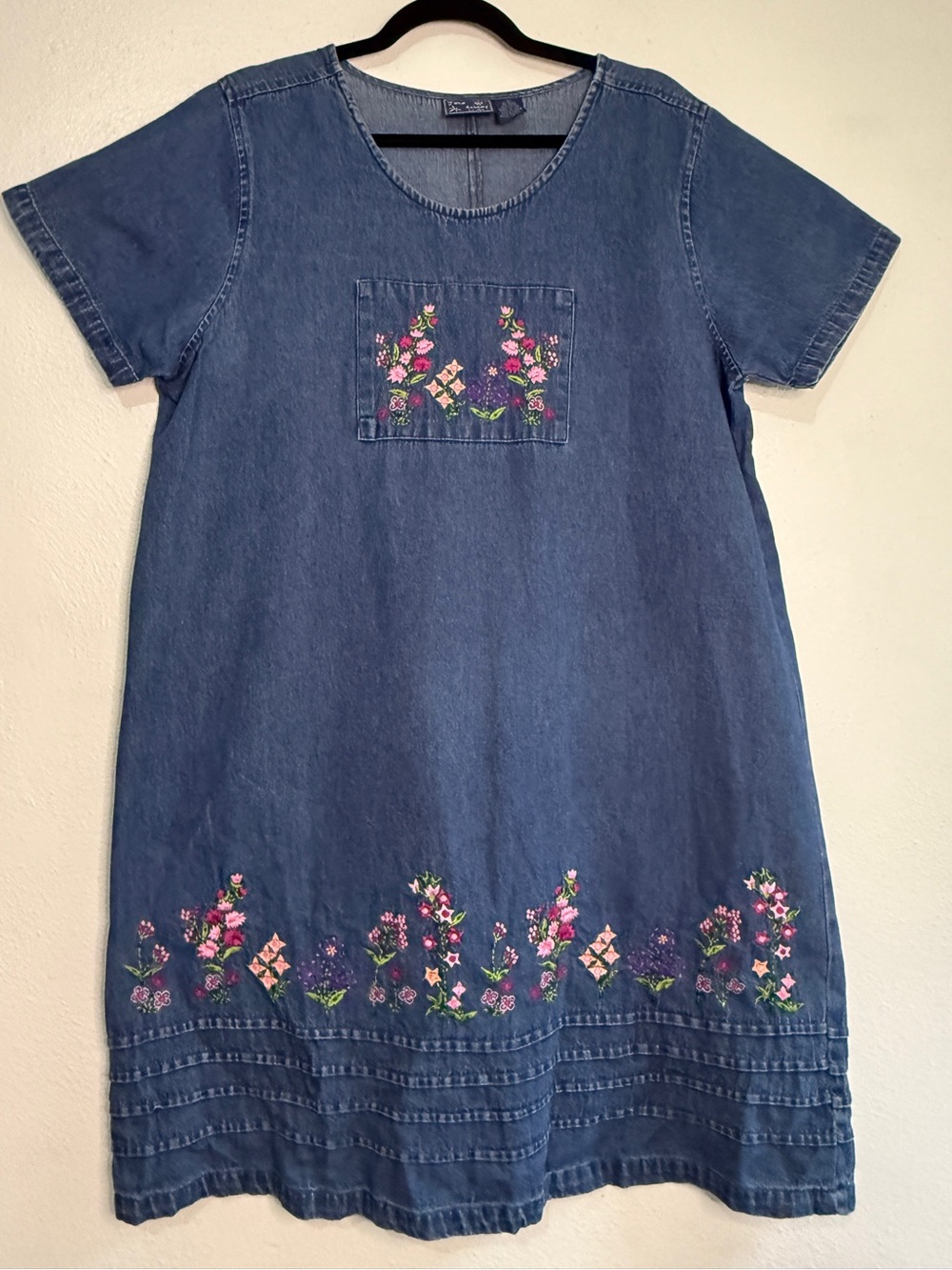 Jane Ashley short sleeved embroidered denim dress. 100% cotton. Sz L.